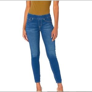 Signature by Levi Strauss Gold Label totally shaping pull on skinny jeans